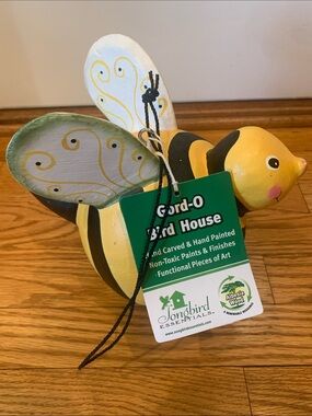 Bee Hand Carved and Painted  Albesia Wood Gord-O Bird House  NWT